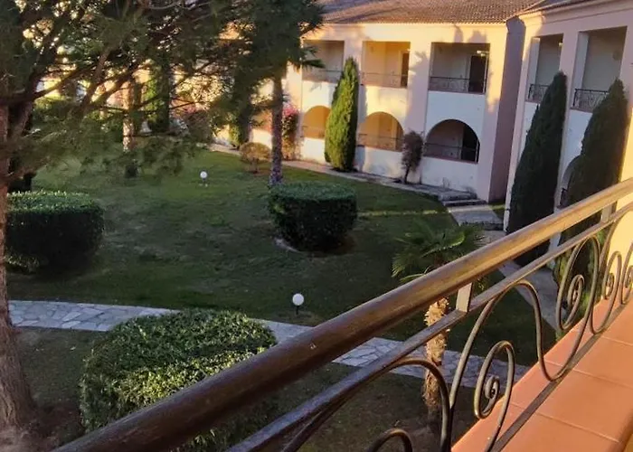 Bord De En Corse Avec 2 Piscines 100 Metres De La Linguizzetta